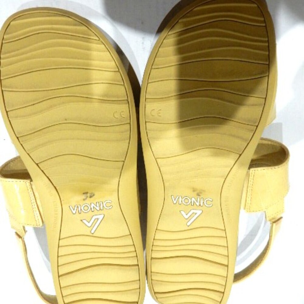 Vionic "Roma" Yellow Crocodile Embossed Patent leather Sandals in Size 10 - Picture 4 of 4